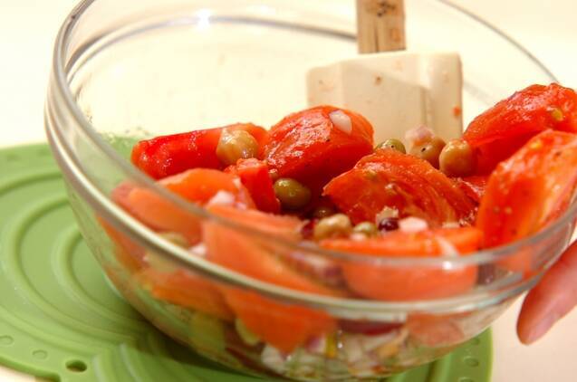 トマトとミックスビーンズのビネガーサラダの作り方の手順2