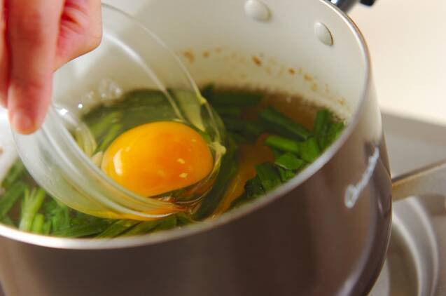 ニラとおとし卵のスープの作り方の手順3