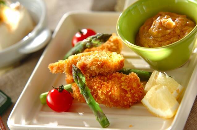 白い皿に盛り付けられたささみカツのピーナッツソース添え