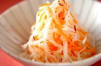 せん切り大根とニンジンの酢の物