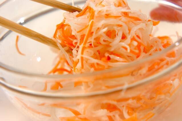 せん切り大根とニンジンの酢の物の作り方の手順2