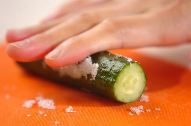 キュウリの塩昆布和えの作り方の手順1