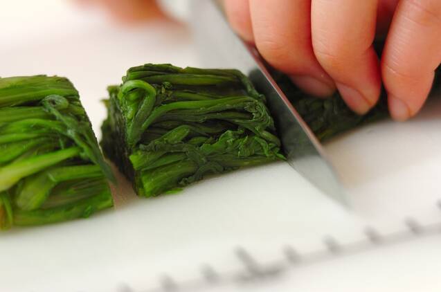 春菊とツナのゴママヨ和えの作り方の手順1