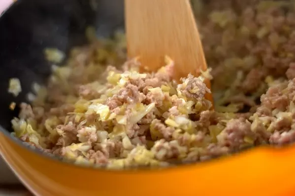 時短で作れる 簡単昼食 皮なし餃子丼 by森岡 恵さんの作り方2