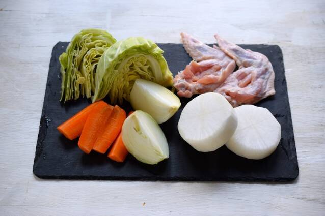 旨味たっぷり手羽先と野菜の塩ポトフの作り方の手順1