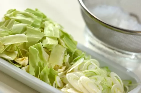 豚ひき肉とキャベツの春巻き 節約おかずレシピの下準備1