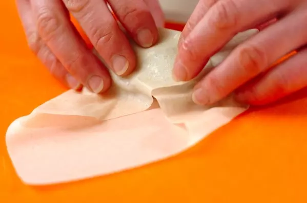 豚ひき肉とキャベツの春巻き 節約おかずレシピの作り方4