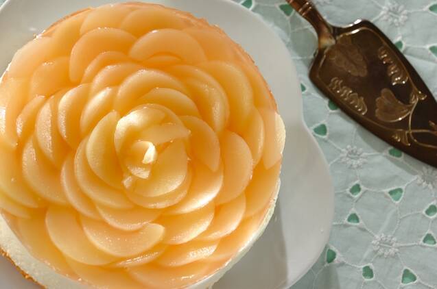 白い皿に盛られた、桃のヨーグルトムースケーキ