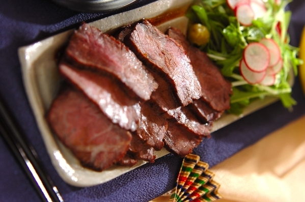 ローストビーフとサラダを盛り付けた皿