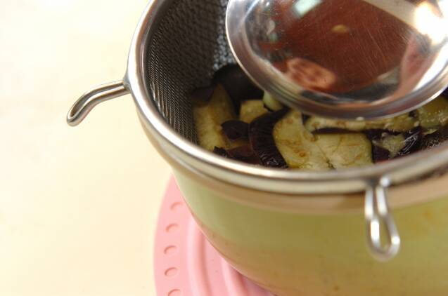 ナスとカニカマのゴマ和えの作り方の手順4