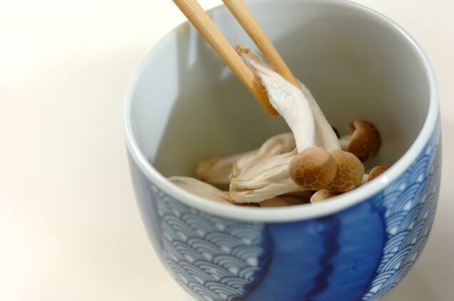 白だしで簡単！シメジのミルク茶碗蒸しの作り方の手順1