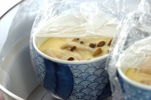 白だしで簡単！シメジのミルク茶碗蒸しの作り方の手順3