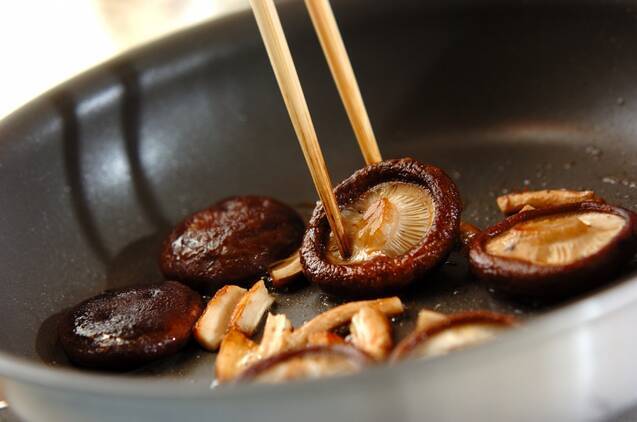 シイタケのバターソテーの作り方の手順3