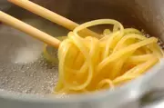 サーモンとキノコの照り焼きクリームパスタの作り方1