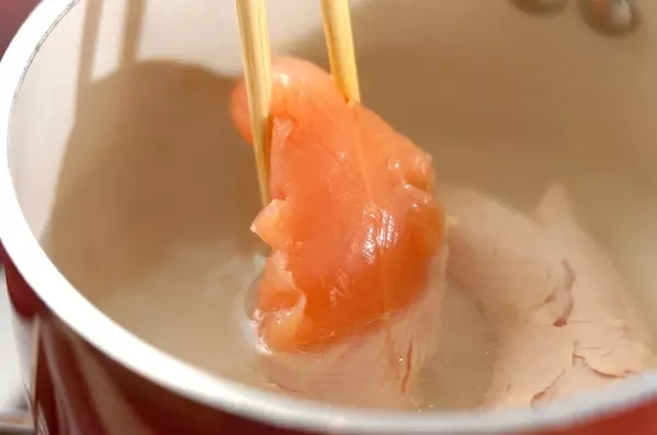 麺つゆで本格！鶏だしの冷やしつけ麺の作り方1