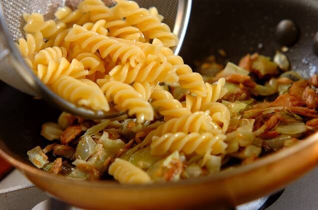 キャベツとツナの和風ペペロンチーノの作り方の手順3