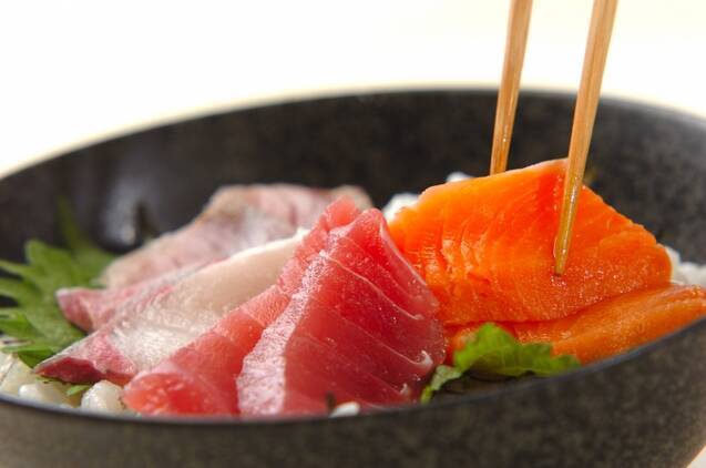 海鮮丼 ぱぱっと乗せるだけで豪華に 10分で完成 by杉本 亜希子さんの作り方の手順2