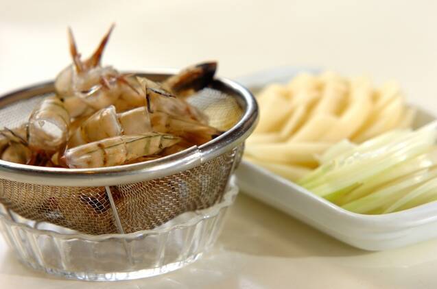 エビ風味のトマトスープの作り方の手順1