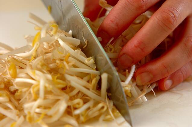 財布もお腹も満足！豚バラとモヤシのチヂミ 節約時短 by横田 真未さんの作り方の手順1