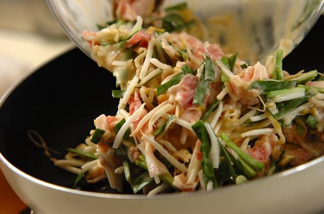 財布もお腹も満足！豚バラとモヤシのチヂミ 節約時短 by横田 真未さんの作り方の手順2