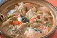 鮭と根菜の酒粕豆乳鍋