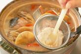 鮭と根菜の酒粕豆乳鍋の作り方3