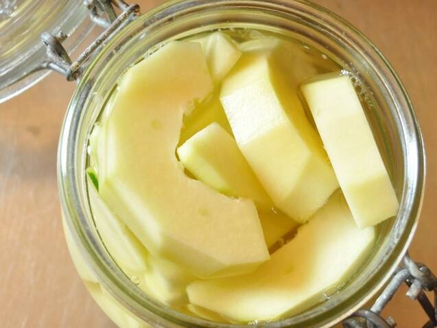 保存容器に入った青パパイヤの漬物