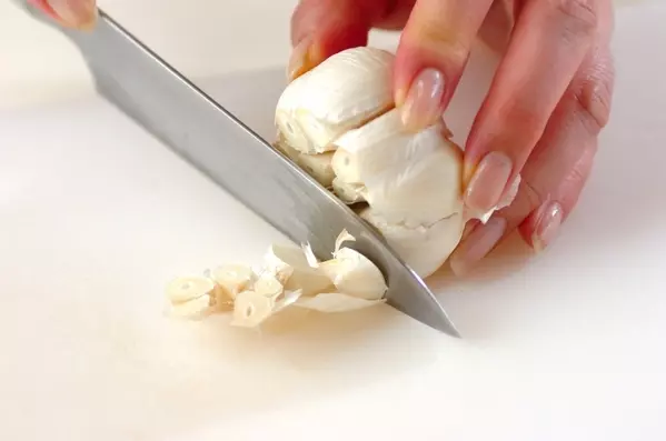 レンジでチン。でホクホク！ニンニクのまんま蒸し焼きの作り方1