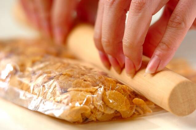 コーンフレークで簡単！鶏むね肉のカリカリ揚げ by松崎 恵理さんの作り方の手順2