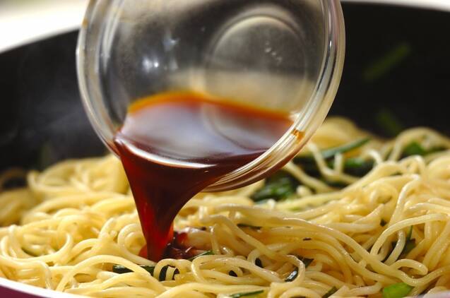 エビとニラの焼きそばの作り方の手順4