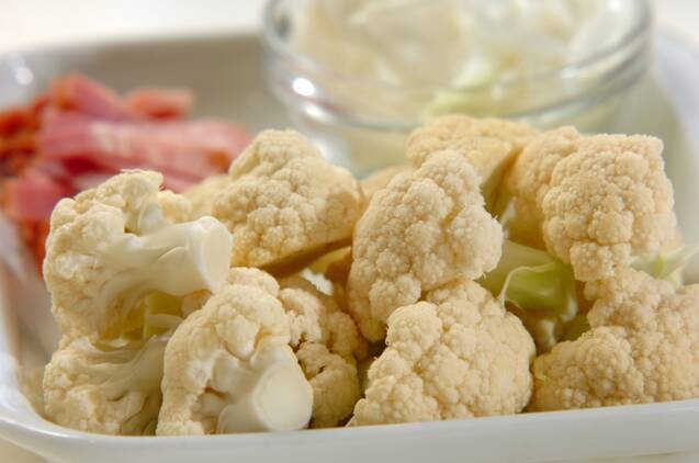 カリフラワーとマカロニのグラタンの作り方の手順1