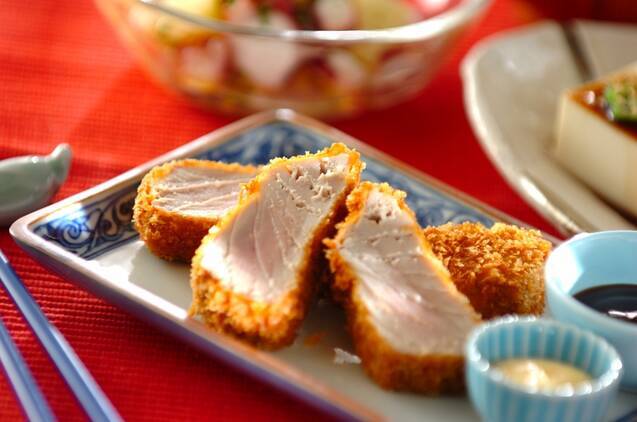 四角い皿に盛られた、まぐろのカツ