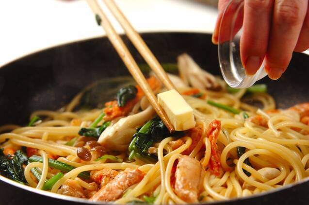 焼きハラスのバターじょうゆパスタの作り方の手順4