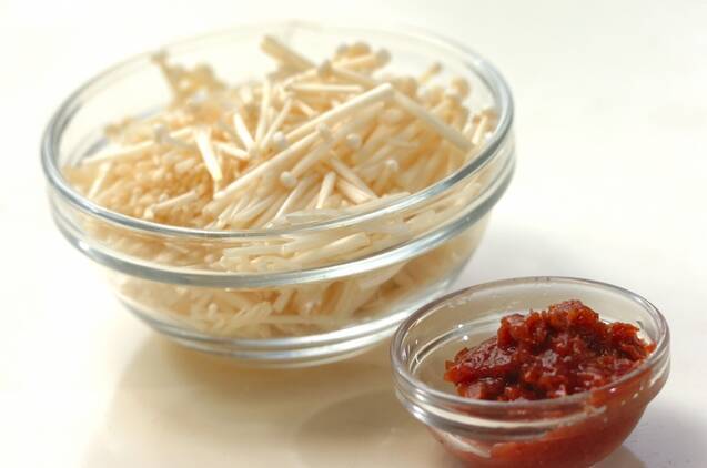 エノキと梅のおにぎりの作り方の手順1