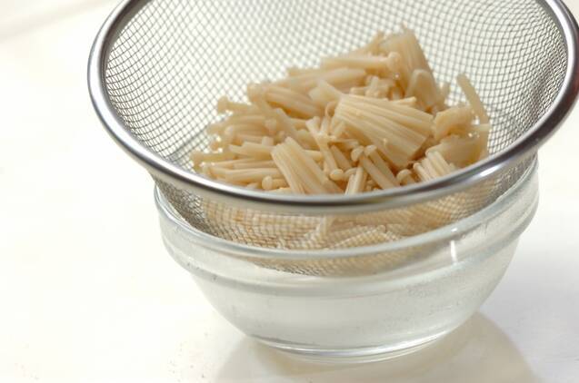 エノキと梅のおにぎりの作り方の手順2