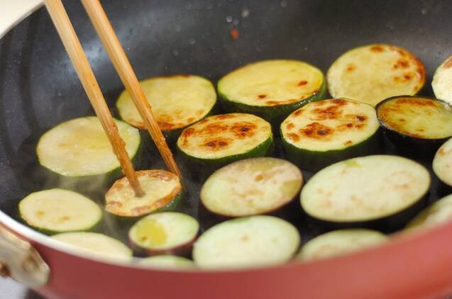 チキンと夏野菜のトマト煮の作り方の手順7