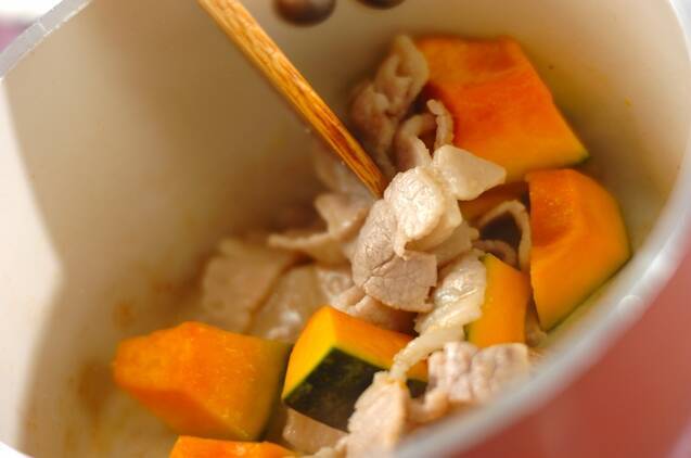 豚バラ肉とカボチャのみそ汁の作り方の手順2