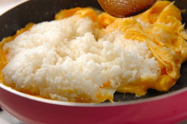 フライパン1つで出来る！　ふっくらパラパラチャーハンの作り方の手順2