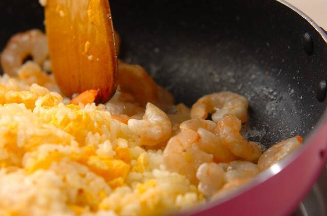 フライパン1つで出来る！　ふっくらパラパラチャーハンの作り方の手順3