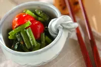 プチトマトとホウレン草のゴマ汚し