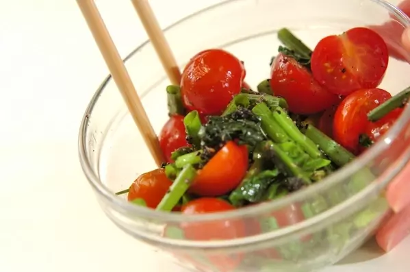 プチトマトとホウレン草のゴマ汚しの作り方1