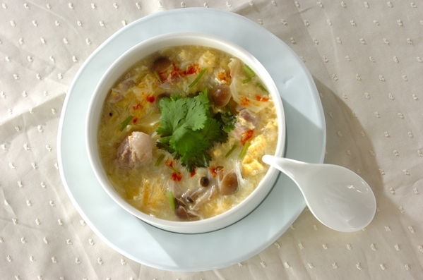 白の皿に盛られた鶏と春雨の酸味スープ