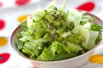 キウイドレッシングのグリーンサラダ