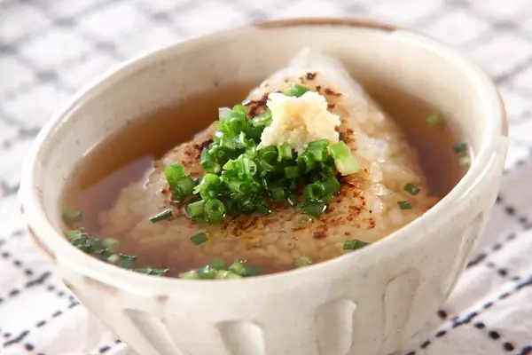 夜食にもぴったり 焼きおにぎりのスープ フライパンで簡単に仕上がる レシピ 作り方 E レシピ 料理のプロが作る簡単レシピ