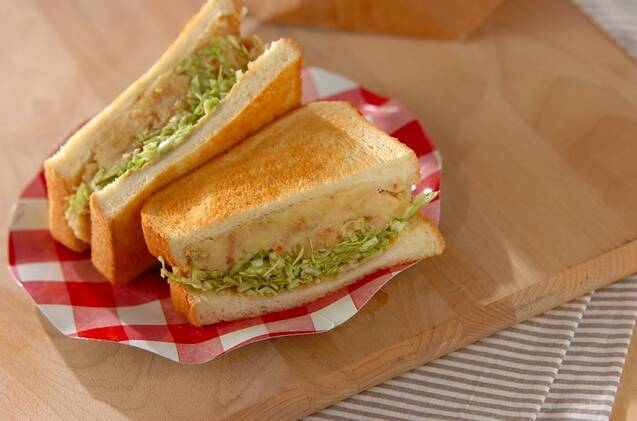 ポテトサラダと千切りキャベツの断面が見えるサンドイッチ