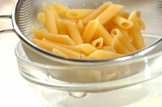 トマトソースのキノコペンネの作り方の手順1