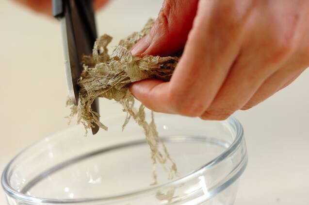 長芋とナメコのとろろ昆布和えの作り方の手順2