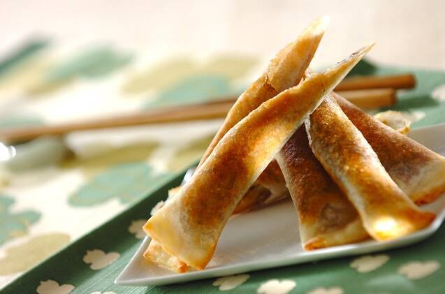 白いお皿に盛られた、バナナとあんこの春巻き