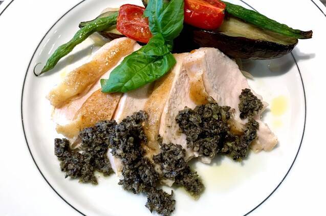 鶏胸肉のしっとりロースト　タプナード添え