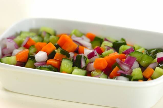 キュウリのクミンヨーグルトサラダの作り方の手順1